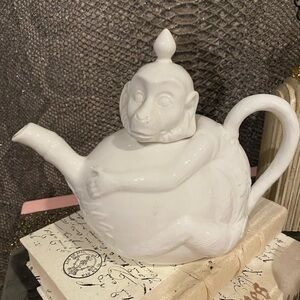Porcelain Indian 🐒Monkey 🐒 White Teapot 30 Ounces